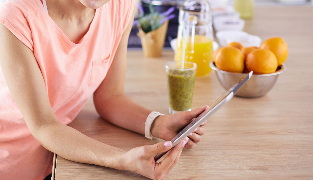 Nutricionista estudando com tablet
